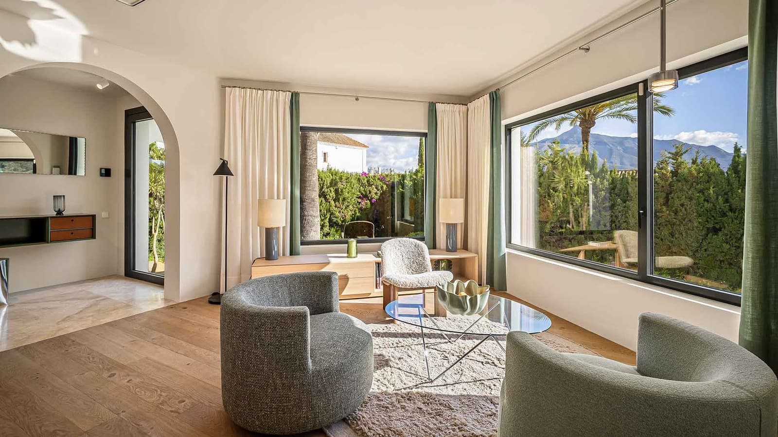 4 sypialnia Willa na sprzedaż w Nueva Andalucia z basenem - 3 100 000 € (Ref: 9390567)