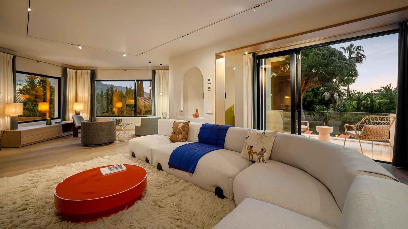 4 sypialnia Willa na sprzedaż w Nueva Andalucia z basenem - 3 100 000 € (Ref: 9390567)