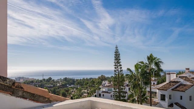 Ático de 4 habitaciones en Lomas De Marbella, Marbella en venta con piscina - 2.600.000 € (Ref: 9398379)