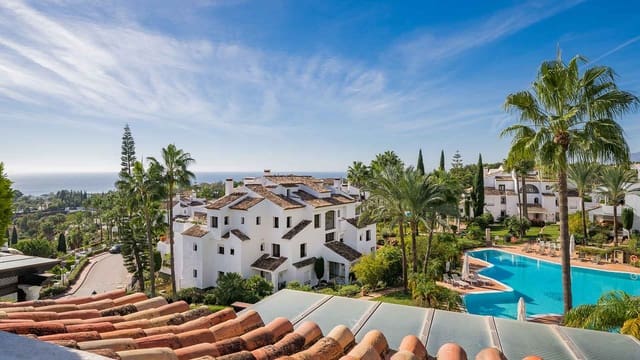 Ático de 4 habitaciones en Lomas De Marbella, Marbella en venta con piscina - 2.600.000 € (Ref: 9398379)