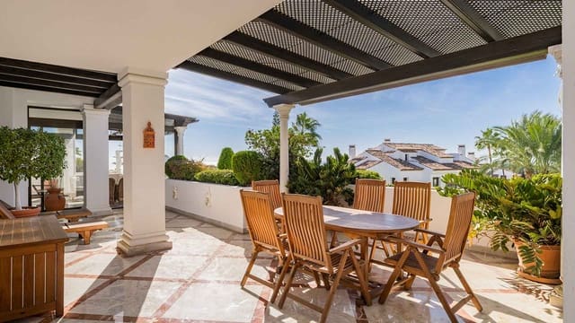 Ático de 4 habitaciones en Lomas De Marbella, Marbella en venta con piscina - 2.600.000 € (Ref: 9398379)