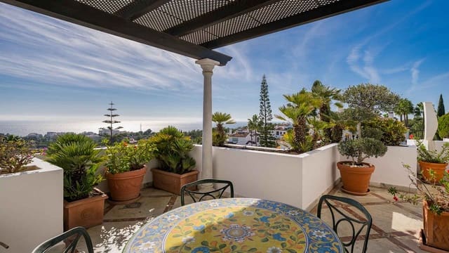 Ático de 4 habitaciones en Lomas De Marbella, Marbella en venta con piscina - 2.600.000 € (Ref: 9398379)