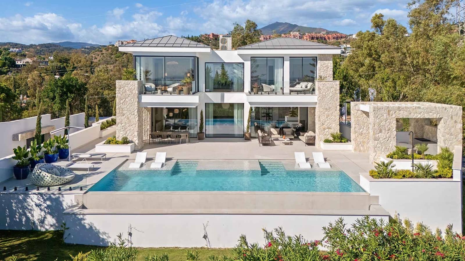 5 bedroom Villa for sale in La Quinta with pool - € 5,495,000 (Ref: 9439998)