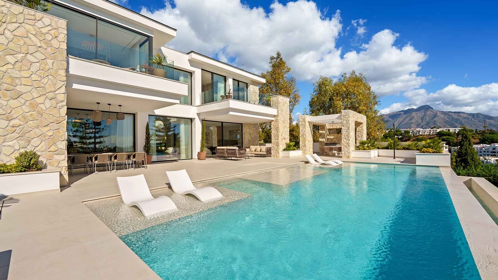 5 bedroom Villa for sale in La Quinta with pool - € 5,495,000 (Ref: 9439998)