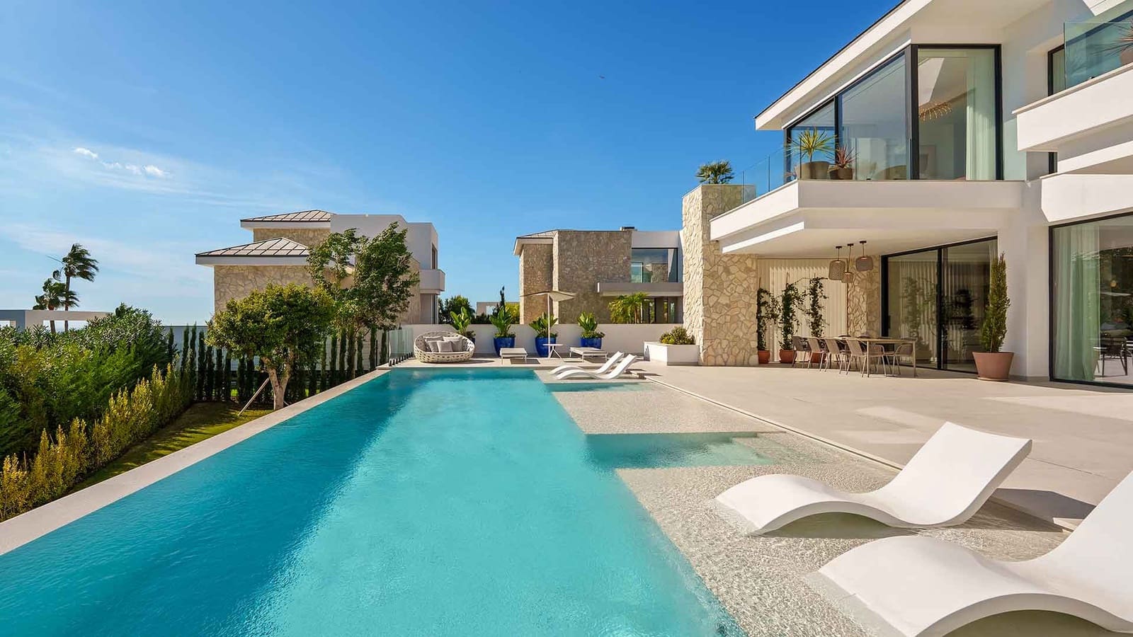 5 bedroom Villa for sale in La Quinta with pool - € 5,495,000 (Ref: 9439998)