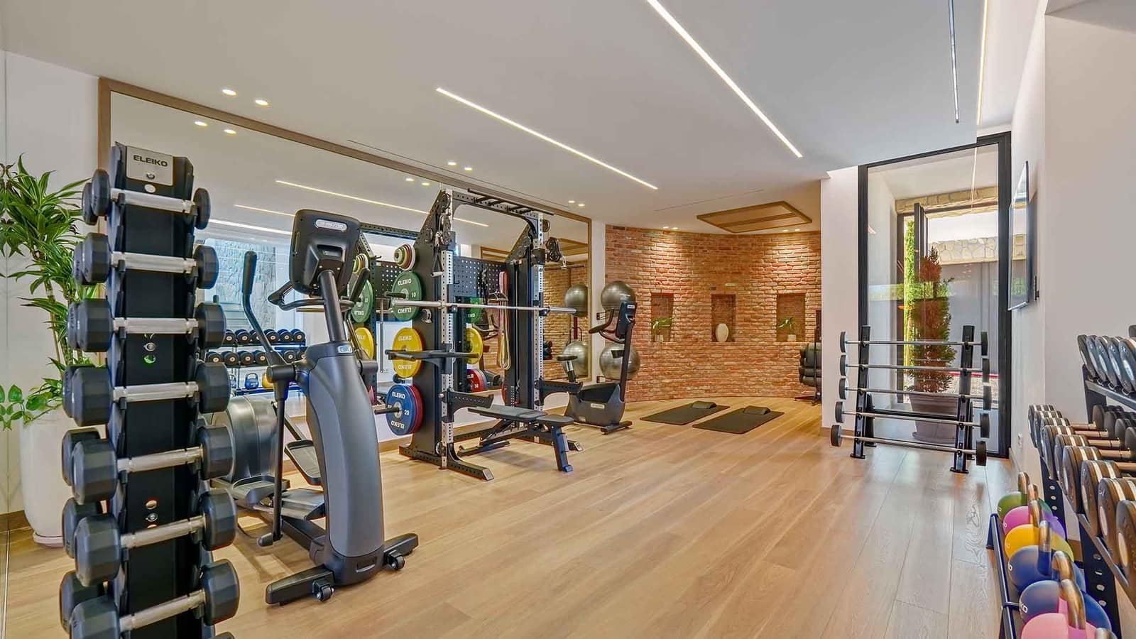 5 bedroom Villa for sale in La Quinta with pool - € 5,495,000 (Ref: 9439998)