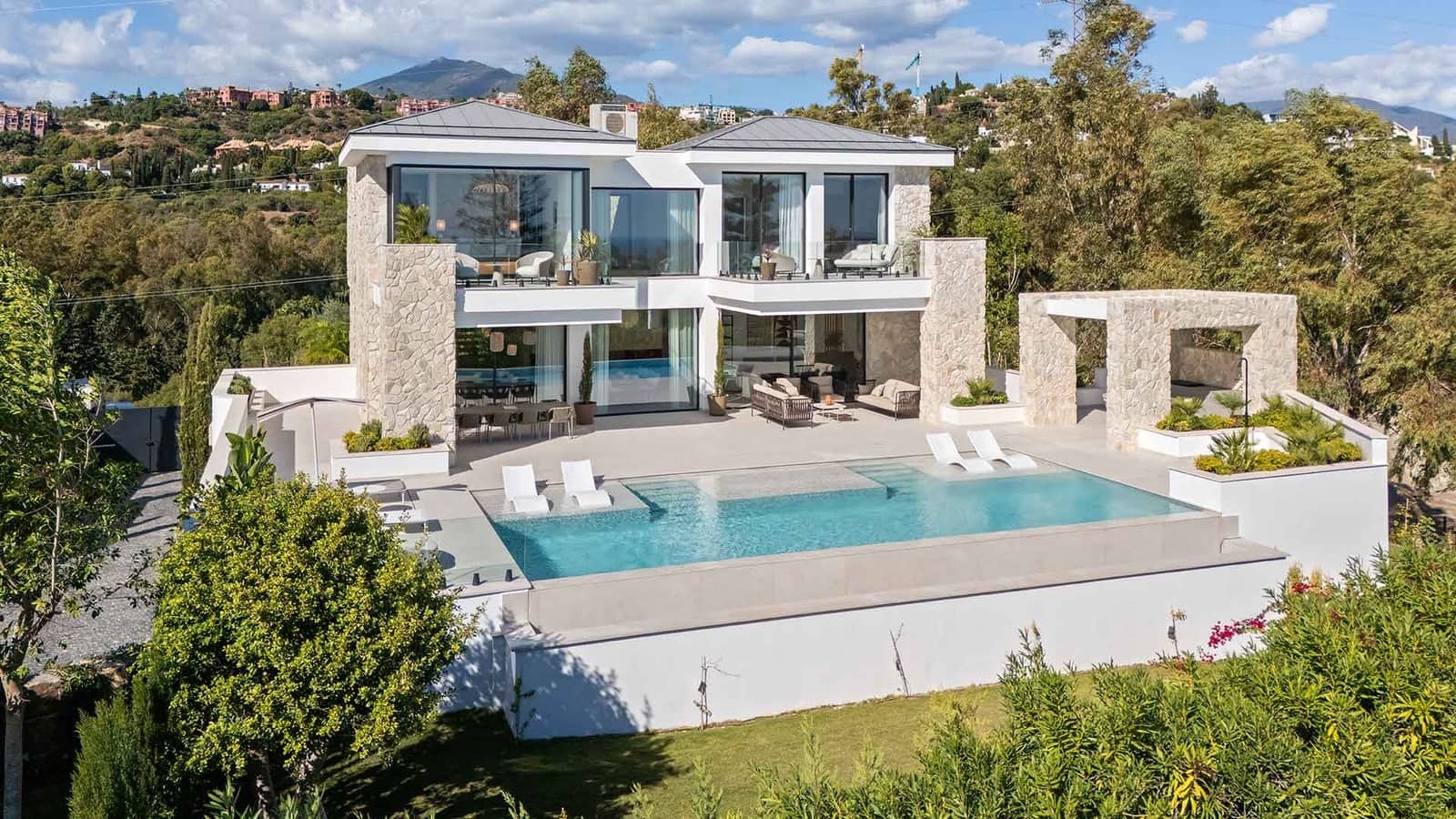 5 bedroom Villa for sale in La Quinta with pool - € 5,495,000 (Ref: 9439998)