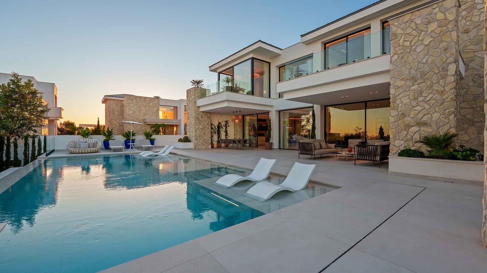 5 bedroom Villa for sale in La Quinta with pool - € 5,495,000 (Ref: 9439998)