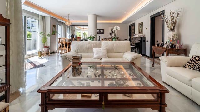 Apartamento de 4 habitaciones en Playa Bajadilla - Puertos, Marbella en venta con piscina - 2.650.000 € (Ref: 9497044)