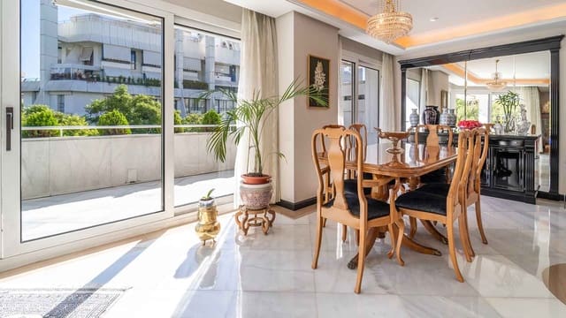 Apartamento de 4 habitaciones en Playa Bajadilla - Puertos, Marbella en venta con piscina - 2.650.000 € (Ref: 9497044)