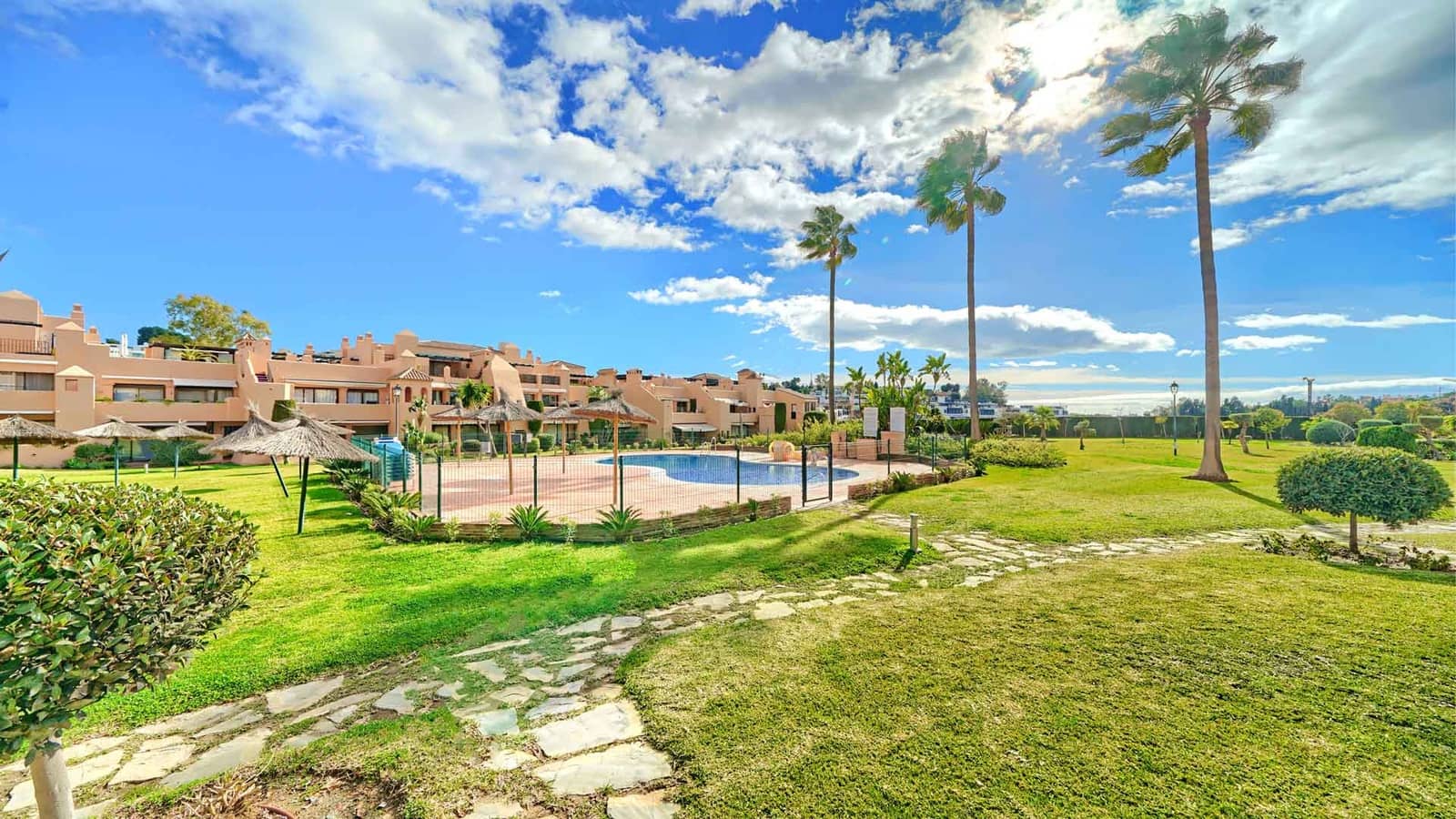 2 chambre Appartement à vendre à Estepona avec piscine - 390 000 € (Ref: 9530376)