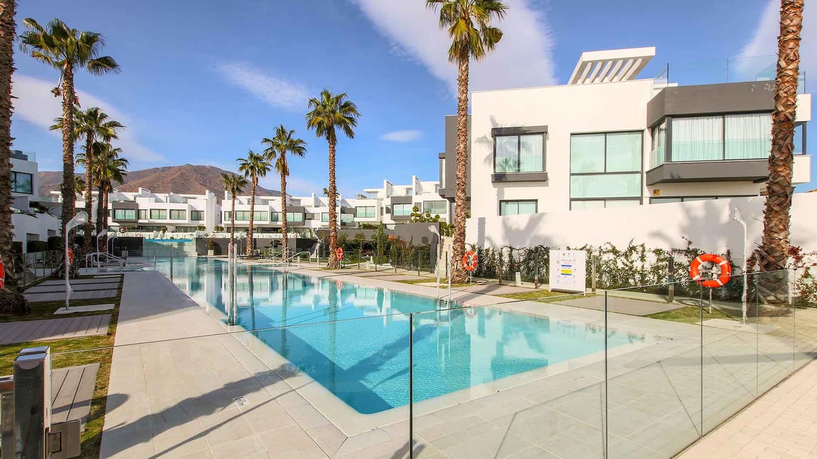 3 soveværelse Byhus til salg i Estepona med swimmingpool - € 3.450.000 (Ref: 9599441)