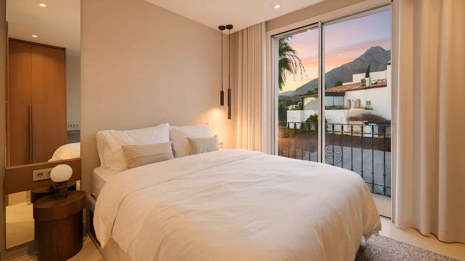 4 slaapkamer Halfvrijstaande villa te koop in Golden Mile met zwembad - € 2.595.000 (Ref: 9599442)