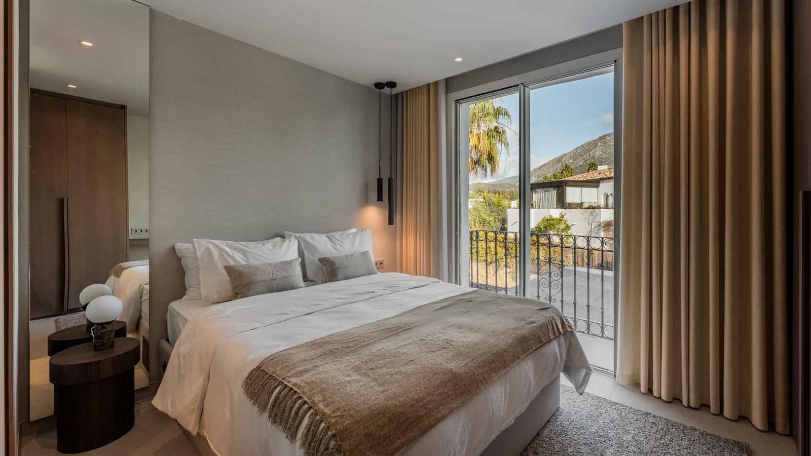 4 slaapkamer Halfvrijstaande villa te koop in Golden Mile met zwembad - € 2.595.000 (Ref: 9599442)