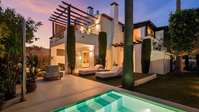 4 slaapkamer Halfvrijstaande villa te koop in Lomas De Marbella, Marbella met zwembad - € 2.595.000 (Ref: 9599442)