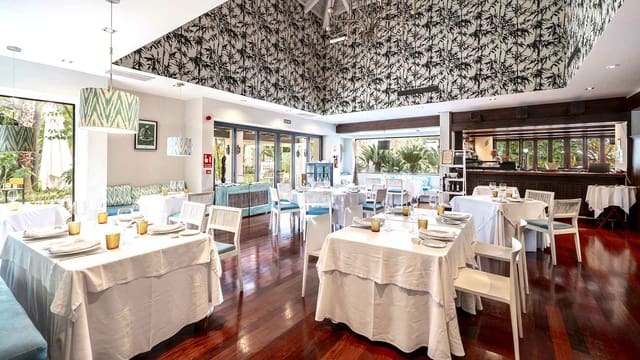 5 sovrum Villa till salu i Centro, Estepona med pool - 1 950 000 € (Ref: 9599443)