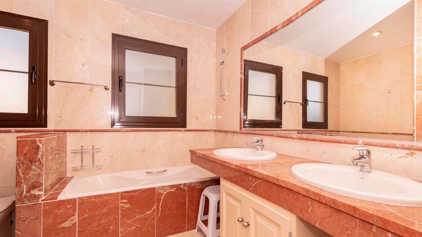 4 makuuhuone Huoneisto myytävänä paikassa Estepona mukana uima-altaan - 850 000 € (Ref: 9599444)