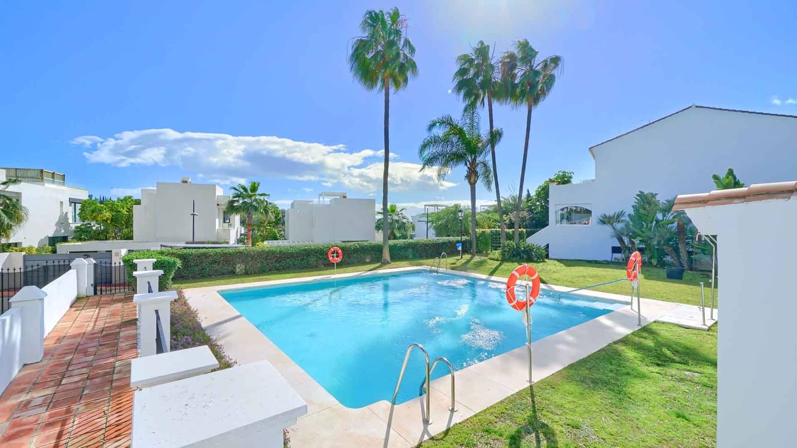 3 bedroom Townhouse for sale in Benahavis with pool - € 749,000 (Ref: 9611365)