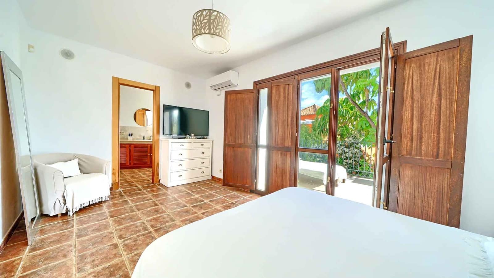 3 bedroom Townhouse for sale in Benahavis with pool - € 749,000 (Ref: 9611365)