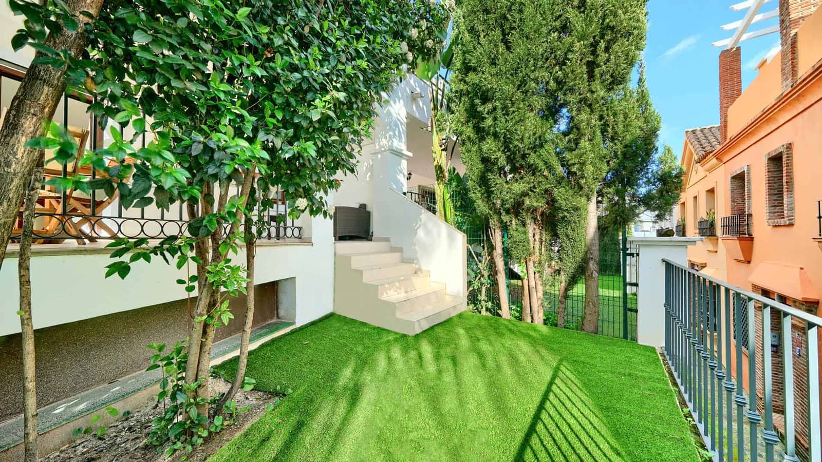 3 bedroom Townhouse for sale in Benahavis with pool - € 749,000 (Ref: 9611365)