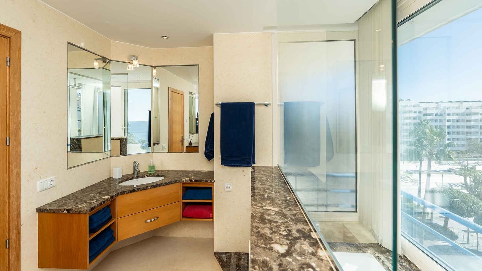 Ático de 4 habitaciones en Marbella en venta con piscina - 1.700.000 € (Ref: 9630141)