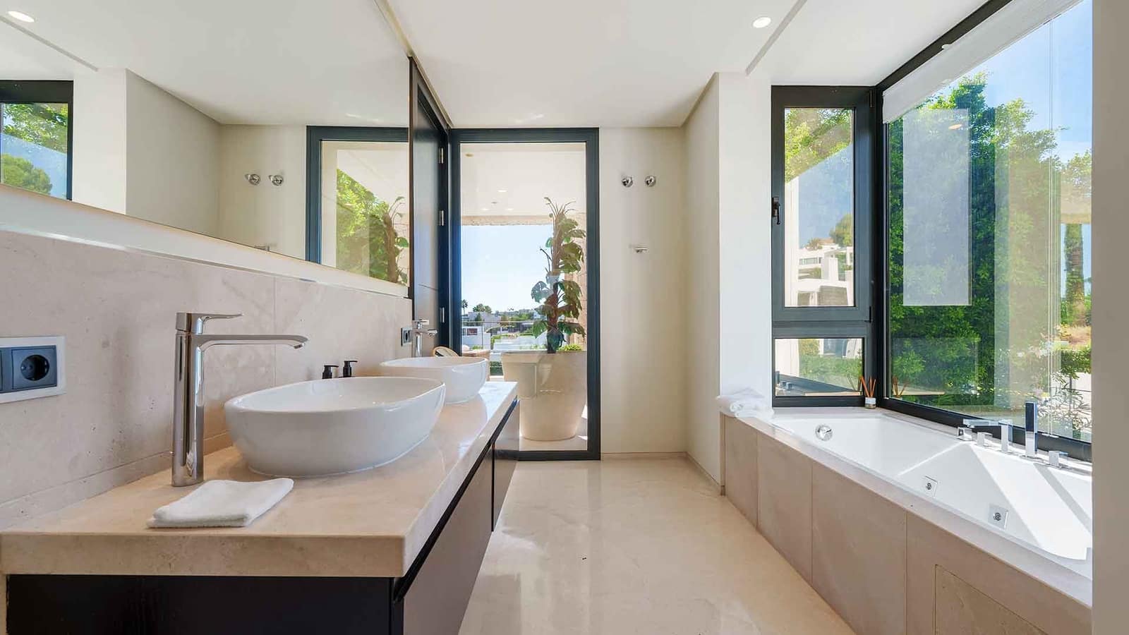 6 soverom Villa til salgs i Nueva Andalucia med svømmebasseng - € 4 290 000 (Ref: 9670366)