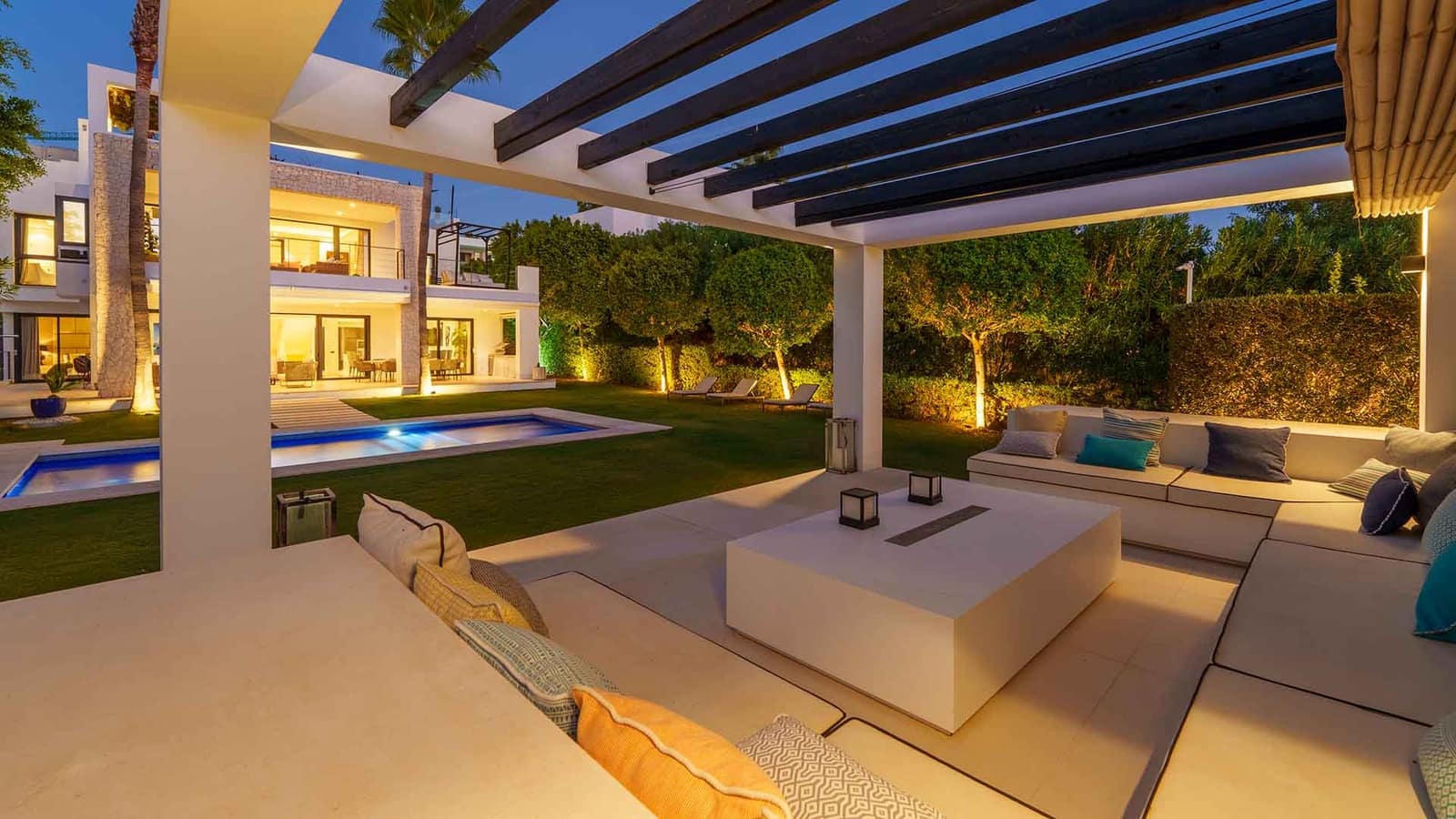 6 soverom Villa til salgs i Nueva Andalucia med svømmebasseng - € 4 290 000 (Ref: 9670366)