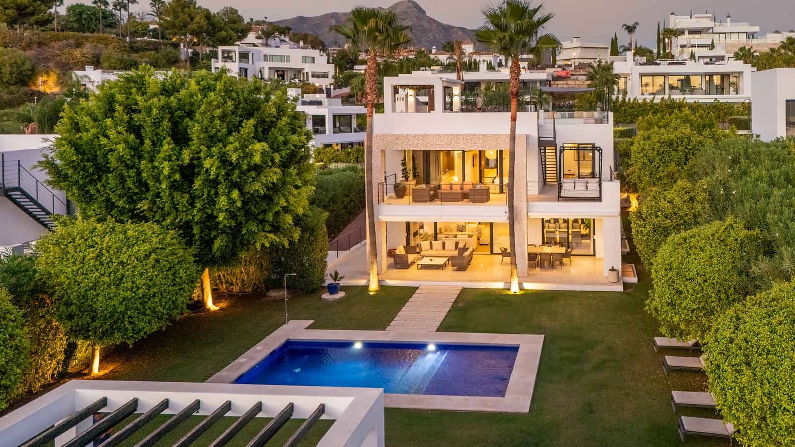 6 soverom Villa til salgs i Nueva Andalucia med svømmebasseng - € 4 290 000 (Ref: 9670366)