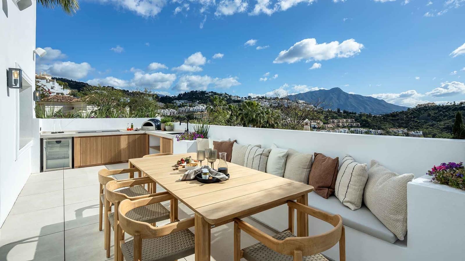 5 bedroom Villa for sale in Los Arqueros with pool - € 5,495,000 (Ref: 9695247)