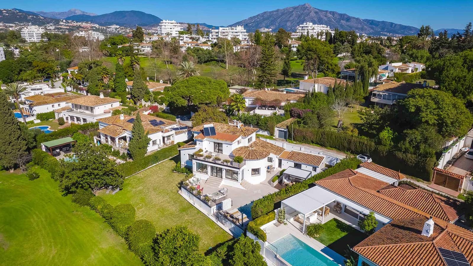 4 bedroom Villa for sale in Guadalmina with pool - € 2,595,000 (Ref: 9695248)