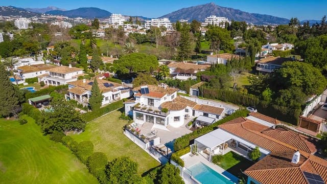 4 soveværelse Villa til salg i Guadalmina, Marbella med swimmingpool - € 2.595.000 (Ref: 9695248)