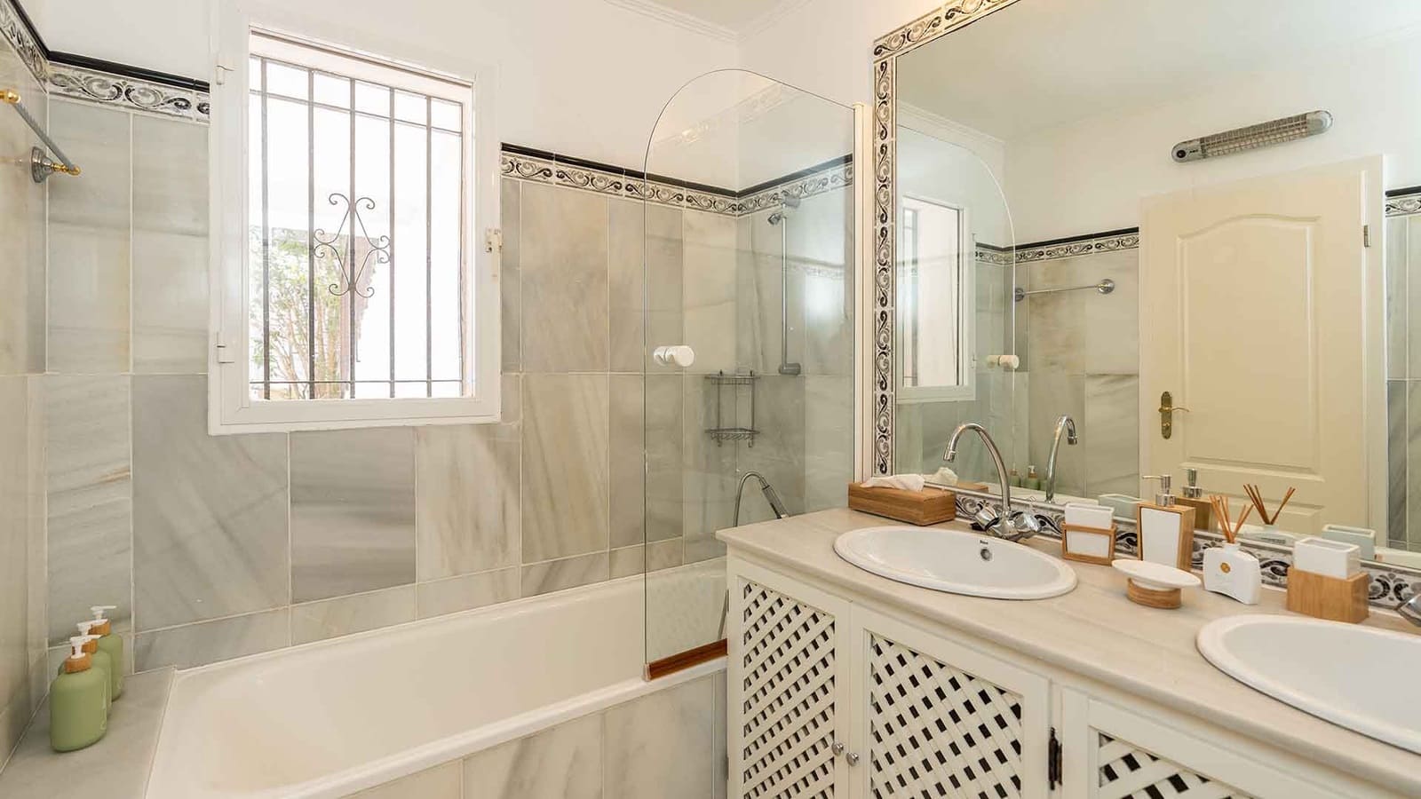 4 bedroom Villa for sale in Golden Mile with pool - € 1,600,000 (Ref: 9726575)