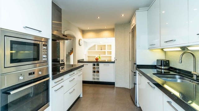 3 soverom Hus til salgs i Lomas De Marbella, Marbella med svømmebasseng - € 800 000 (Ref: 9777999)