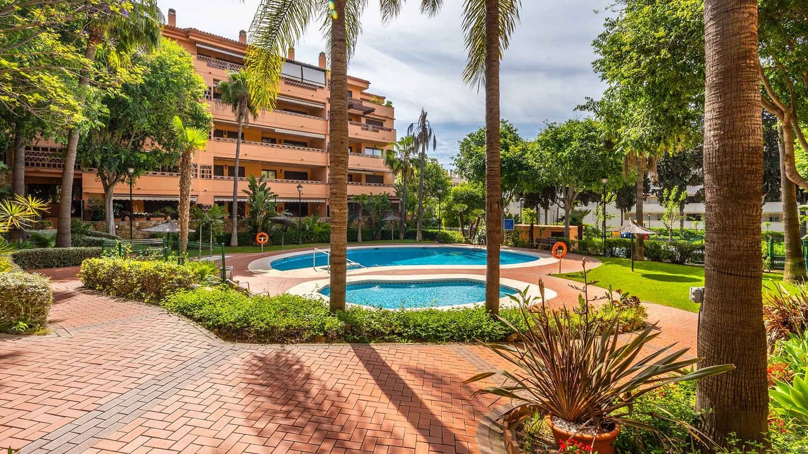 3 bedroom Apartment for sale in Golden Mile with pool - € 820,000 (Ref: 9846148)