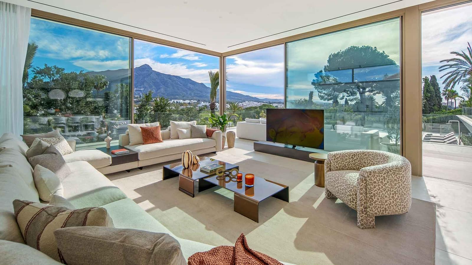5 soverom Villa til salgs i Nueva Andalucia med svømmebasseng - € 11 750 000 (Ref: 9861792)