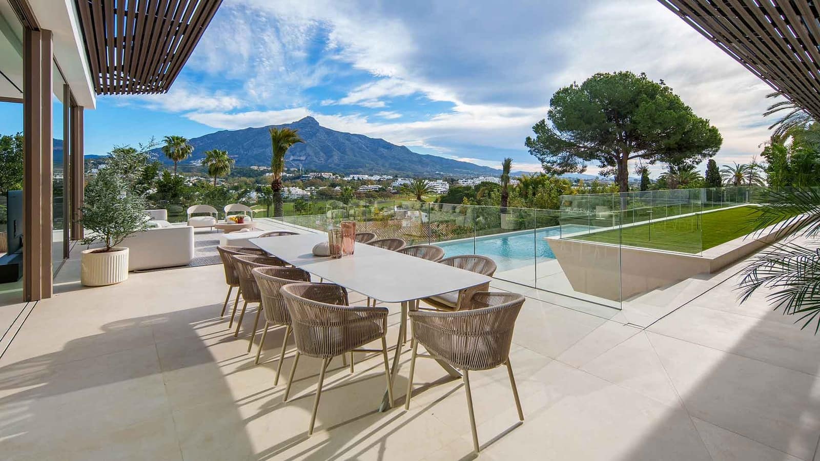 5 soverom Villa til salgs i Nueva Andalucia med svømmebasseng - € 11 750 000 (Ref: 9861792)
