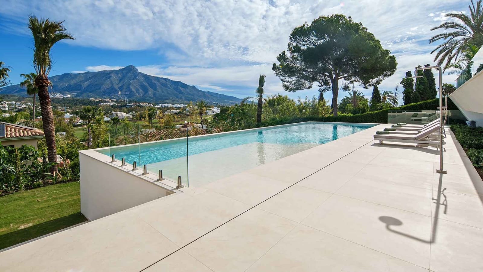 5 soverom Villa til salgs i Nueva Andalucia med svømmebasseng - € 11 750 000 (Ref: 9861792)