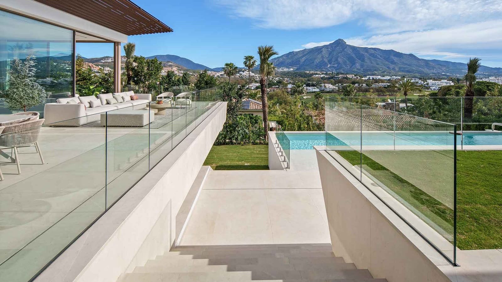 5 soverom Villa til salgs i Nueva Andalucia med svømmebasseng - € 11 750 000 (Ref: 9861792)