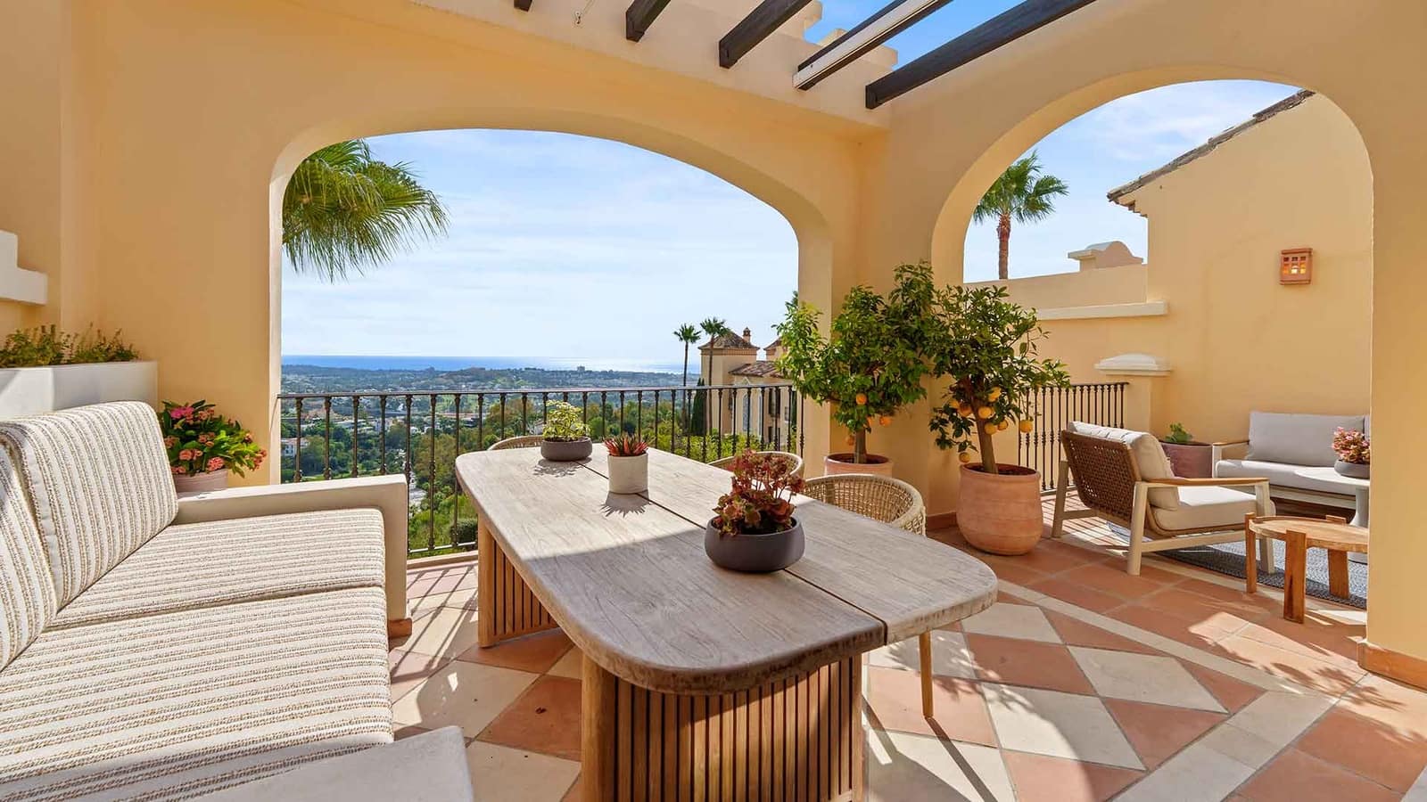 3 bedroom Penthouse for sale in Benahavis with pool - € 1,275,000 (Ref: 9890079)