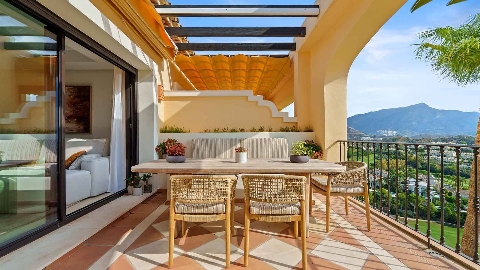 3 bedroom Penthouse for sale in Benahavis with pool - € 1,275,000 (Ref: 9890079)