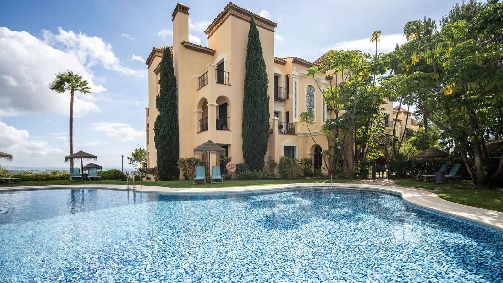3 bedroom Penthouse for sale in Benahavis with pool - € 1,275,000 (Ref: 9890079)
