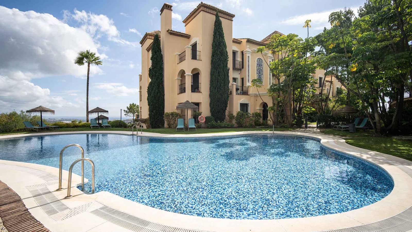 3 bedroom Penthouse for sale in Benahavis with pool - € 1,275,000 (Ref: 9890079)