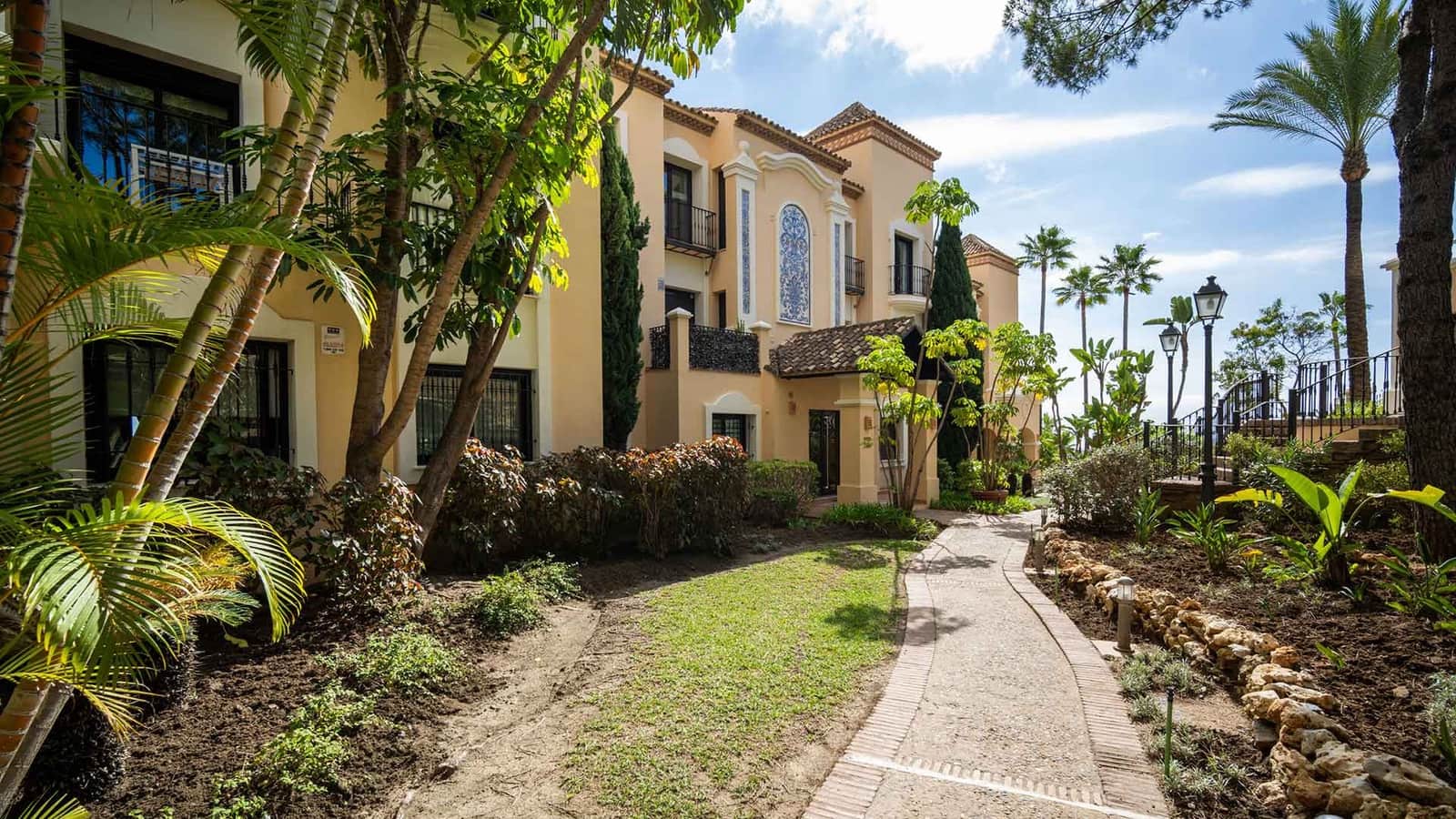 3 bedroom Penthouse for sale in Benahavis with pool - € 1,275,000 (Ref: 9890079)