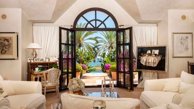 Chalet de 3 habitaciones en Lomas De Marbella, Marbella en venta con piscina - 7.690.000 € (Ref: 9890080)