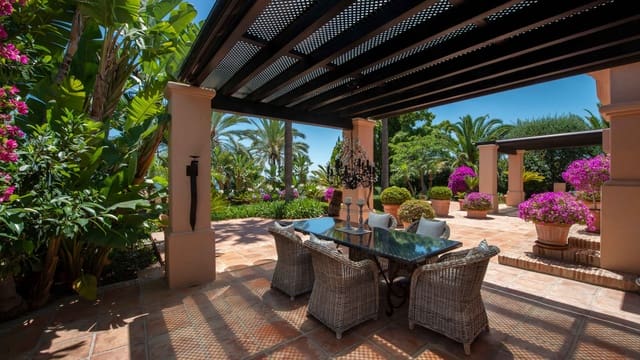 Chalet de 3 habitaciones en Lomas De Marbella, Marbella en venta con piscina - 7.690.000 € (Ref: 9890080)