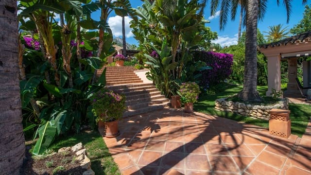 Chalet de 3 habitaciones en Lomas De Marbella, Marbella en venta con piscina - 7.690.000 € (Ref: 9890080)