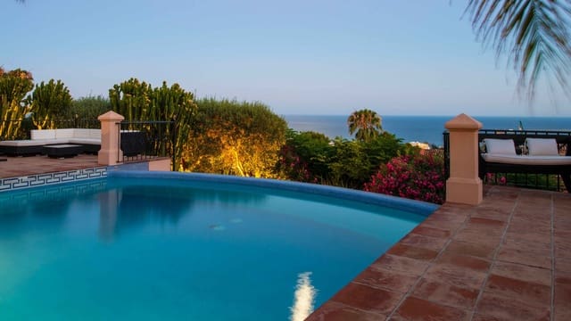 Chalet de 3 habitaciones en Lomas De Marbella, Marbella en venta con piscina - 7.690.000 € (Ref: 9890080)