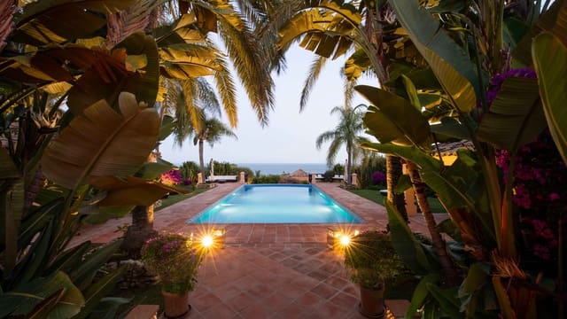 Chalet de 3 habitaciones en Lomas De Marbella, Marbella en venta con piscina - 7.690.000 € (Ref: 9890080)