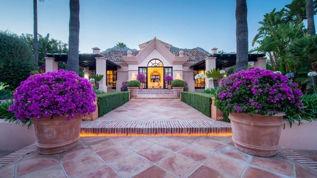 Chalet de 3 habitaciones en Lomas De Marbella, Marbella en venta con piscina - 7.690.000 € (Ref: 9890080)