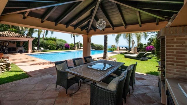 Chalet de 3 habitaciones en Lomas De Marbella, Marbella en venta con piscina - 7.690.000 € (Ref: 9890080)